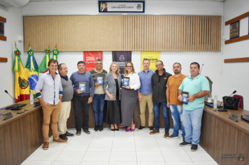 Foto - Câmara concede Certificado de Reconhecimento à Roseli Schneider