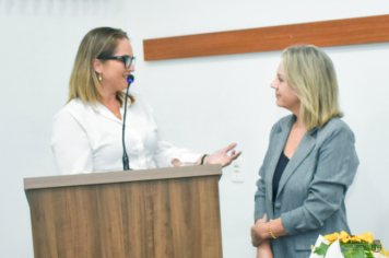 Foto - Câmara concede Certificado de Reconhecimento à Roseli Schneider