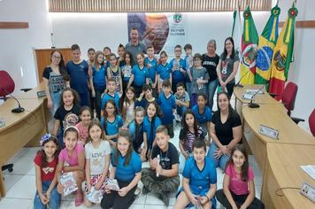 Alunos da EMEF Edgar da Rosa Cardoso visitaram a Câmara de Vereadores