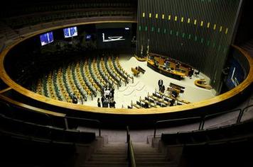 Deputados têm até hoje para trocar de partido sem perder mandato