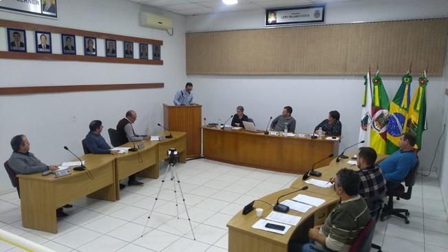 Vereador Serginho recebe parecer favorável à Projeto que cria a Câmara Junior de Fazenda Vilanova