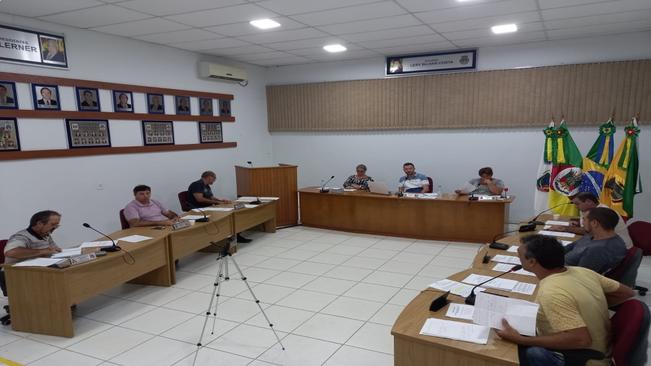 Programa Municipal de Microcrédito que concede subsídios aos microempreendedores individuais, microempresas e donos de agroindústrias de Fazenda Vilanova é aprovado por todos os vereadores.